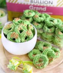 Sedikit berbeda dengan kue kering kebanyakan, kue yang satu ini menggunakan tepung sagu atau tepung kanji sebagai bahan utamanya. Resep Kue Kering Sagu Pandan Keju Yang Gurih Wangi Dan Renyah