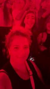 אני לא מכירה את כל המילים אבל אני כולי באורות לראות את כל הצעירים צורחים את  השירים של פאר טסי …. הוא מצליח לפתוח להם את הלב והם מחזירים לו אהבה אחרי  שנים שבהם לא השמיע את קולו … אין אושר גדול מזה ...