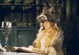 Sua história e cendrilon guardam certa semelhança, pois apresentam um príncipe a procura de uma esposa que sirva um delicado e precioso objeto. Peau D Ane Le Conte De Fees De Jacques Demy A 50 Ans Elle