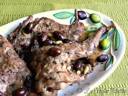 La ricetta del coniglio alla ligure con olive e pinoli è un secondo piatto di carne squisito e semplice da preparare, tipico della tradizione culinaria regionale italiana.la carne del coniglio resta morbida e tenera ed è insaporita dalla presenza delle olive e dei pinoli. La Voglia Matta Coniglio Nel Coccio Con Olive E Pinoli