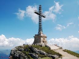Monumentul crucea caraiman se gaseste pe masivul caraiman, catre valea seaca, fiind construit la altitudinea de 2291 metri intre 1926 si 1928. Crucea Caraiman O Vezi De Fiecare DatÄƒ Cand Te Duci La Munte PuÈ›ini È™tiu InsÄƒ Ce
