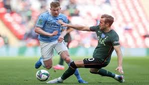 Harry edward kane؛ مواليد 28 يوليو 1993) هو لاعب كرة قدم إنجليزي يلعب مهاجمًا لنادي توتنهام هوتسبير في الدوري الإنجليزي الممتاز ومنتخب إنجلترا. Ø¨Ù…ØºØ§Ø²Ù„Ø© Ø¯ÙŠ Ø¨Ø±ÙˆÙŠÙ† Ù‡Ø§Ø±ÙŠ ÙƒÙŠÙ† ÙŠÙØªØ­ Ø¨Ø§Ø¨Ù‡ Ø£Ù…Ø§Ù… Ù…Ø§Ù†Ø´Ø³ØªØ± Ø³ÙŠØªÙŠ