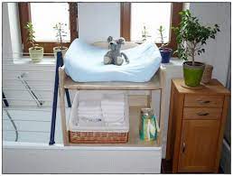Ikea wickeltische bieten dir eine bequeme arbeitshöhe und außerdem aufbewahrungsfläche, damit du schnell an windeln, puder und. 8 Badewanne Wickeltisch Ideen Wickeltisch Badewannen Wickelaufsatz Wickeltisch Badewanne
