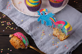 Easy rainbow frosting swirl technique for cupcakes! Rainbow Dash Cupcakes Mit Ela Sallys Blog