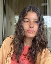 Então hj vc faz 15 anos!!! E parece que foi ontem que vc chegou em nossas  vidas, trazendo alegria e doçura!!!! Te amo minha princesinha!!!