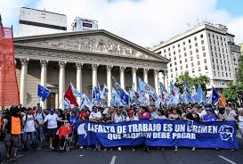 Es como mejor se sale en las fotos. Madres De Plaza De Mayo Y Otras Organizaciones Se Concentraron En Plaza De Mayo Para Apoyar A Cristina La Voz