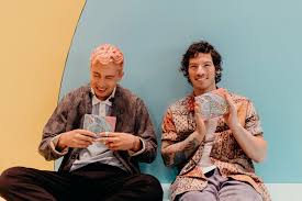 Talk about or bring attention to literally anything twenty one pilots related. Twenty One Pilots Vent De Legerete La Presse