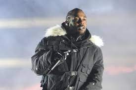 It was an opportunity to see arguably the most relevant and important artist of his generation live at the height of his commercial and creative. Kendrick Lamar Looks Seriously Tiny Next To His Bodyguard