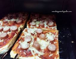 Sapu butter pada roti bahagian bawah kemudian susun atas loyang. Resepi Pizza Pemanggang Ajaib Surat Rasmi Q