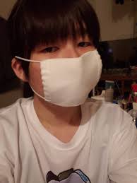 天音蘭堂 on X: 国のマスク届いた～(´ω｀ ) 一般男性の着用写真です。 口を閉じてればまぁギリギリ、  大きく口を開けると顎が出る(´・д・｀) ズレそう( ´-ω-) てかズレを直す事って、 感染リスク上がることなんじゃ・・・  t.coS1fuTac1RH  X