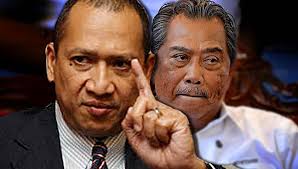 Ahli majlis tertinggi umno datuk seri mohamed nazri aziz menyifatkan bekas menteri tan sri rafidah aziz sebagai 'wanita tua. Nazri Aziz And Johor Weehingthong