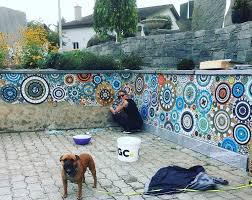 Jane L On Instagram Weiter Gehts Mosaicthings Mosaikwand Mosaik Glasmosaik Kreise Steinumstein Mosaicwall Mosaic Mosa Glasmosaik Mosaik Instagram