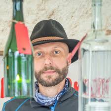 Linterna hecha a partir de una botella vieja de su elección