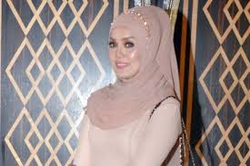 Aktres uqasha senrose mengakui hairan apabila setiap perbuatannya sering dikecam netizen di media sosial. Perniagaan Tudung Uqasha Senrose Lingkup Kerana Ditipu Rakan Bazookapenaka