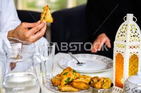 احتفلت اسرة آل هيال ببيشة بزواج ابنهم المهندس محمد بن سعد بن عامر آل هيال الشهراني في اجواء عائلية ومختصرة تماشيا مع الاوضاع الراهنة وتطبيقاً للاجراءات الاحترازية وكان الزواج. Ø§Ø³Ø±Ø© ØªØªÙ†Ø§ÙˆÙ„ ÙˆØ¬Ø¨Ø© Ø§Ù„Ø§ÙØ·Ø§Ø± Ø¹Ù„Ù‰ Ø³ÙØ±Ø© Ù…Ù„Ø¦ÙŠØ© Ø¨Ø£ØµÙ†Ø§Ù Ù…Ù† Ø§Ù„Ù…Ø£ÙƒÙˆÙ„Ø§Øª Ø§Ù„Ø¹Ø±Ø¨ÙŠØ© Ø§Ù„Ø³Ø¹ÙˆØ¯ÙŠØ© Ø§Ù„Ø°ÙŠØ°Ø© ÙÙŠ Ø§Ø¬ÙˆØ§Ø¡ Ø±Ù…Ø¶Ø§Ù†ÙŠØ© Ø±Ø§Ø¦Ø¹Ø© ØµÙˆØ±Ø© 7808 Ù…ÙƒØªØ¨Ø© Ø§Ù„ØµÙˆØ± ØµÙˆØ± Ø¹Ø±Ø¨ÙŠØ© Ø®Ù„ÙŠØ¬ÙŠØ© Ø­ØµØ±ÙŠØ© Ø¹Ø§Ù„ÙŠØ© Ø§Ù„Ø¯Ù‚Ø© Ø¹Ø±Ø¨Ø³ØªÙˆÙƒ