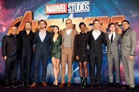 Лауреат премий лоренса оливье и «золотой глобус». Paul Bettany Elizabeth Olsen Anthony Russo Joe Russo Tom Hiddleston Benedict Cumberbatch Sebastian Stan Letitia Wright An Avengers Avengers Cast Marvel