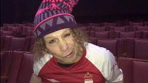 En las imágenes que fueron conocidas públicamente en redes sociales y otras exclusivas de las autoridades, se le ve haciéndolo en repetidas ocasiones. Una Invitacion A Cargo Primo Rojas Actor Y Dramaturgo