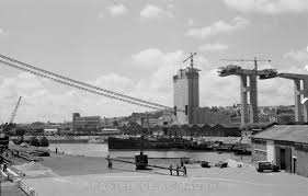 Primeiro acidente apenas provocou um ferido ligeiro. 1965 A Ponte Em Construcao 005 Ponte 25 De Abril Ponte Lisboa