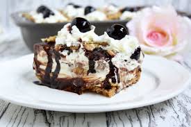 Die bananen darauf legen und zusammenrollen. Banana Split Dessert