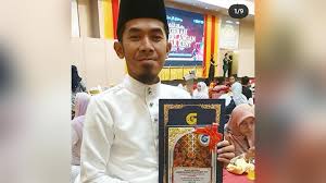 Sentiasa terukir senyum di bibir lindungi perasaan di balik gurauan. Penulis Lirik Lagu Aisyah Istri Rasulullah Sudah Merujuk Hadis Seleb Tempo Co