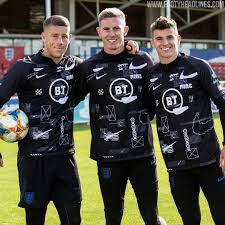 Ihr könnt die wunschbedruckung mit spielername und nummer aber gerne gleich. Update Zwei Futuristische Nike England 2019 Bhm Trikots Veroffentlicht Zukunft Der Nike Fussballtrikots Nur Fussball