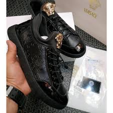Versace is shot twice in the head, and cunanan flees the scene. Gianni Versace Made In Italy Ukuran Baca Deskripsi Fesyen Pria Sepatu Sneakers Di Carousell