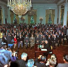 1 n someone who assists a performer by providing the next words of a forgotten speech synonyms: Teleprompter Definition And Synonyms Of Teleprompter In The English Dictionary