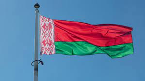 A fehér ruha a belarusz ellenzék egyik szimbólumává vált, miután az ellenzéki miniszterelnök jelölt követpit fehér karkötő viselésére kérte, hogy így fejezzék ki összetartozásukat.emellett a fehér szín a béke jelképe és a szovjetunió előtti belarusz zászló egyik színe a vörös mellett. Krtk Portfolio Hu