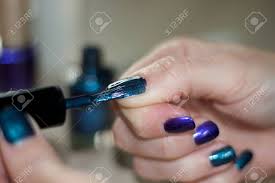 Pionera en la industria de la belleza, color club propone una amplia gama de esmaltes y cuidados para las uñas. Manos De Una Mujer Joven Que Esta Pintando Sus Unas Con Esmalte De Unas De Color Verde Oscuro Metalizado Y Azul Oscuro Fotos Retratos Imagenes Y Fotografia De Archivo Libres De Derecho