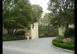 Maybe you would like to learn more about one of these? Spelling Manor Driveway Los Angeles California In Photos America S Coolest Driveways Manor Celebrity Houses Landscape Design