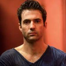 Entre las novedades que tendrá la serie, será la aparición de patricio robles, un empleado del mánager hugo lópez que intentará convencer al artista desde 1995, el nuevo representante de luis miguel pasó a ser su amigo español alejandro asensi, que en la serie figura como mauricio ambrosi. Luis Miguel La Serie Quien Es Patricio Robles En La Segunda Temporada De Netflix Gluc Mx