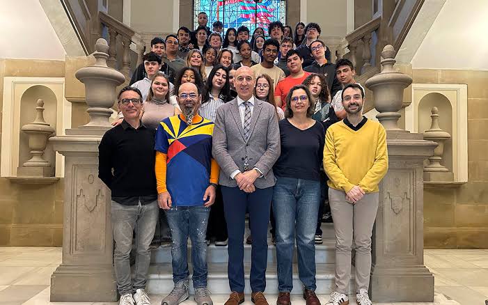 El alcalde de León recibe a estudiantes Erasmus+ de Isla Reunión en el  Ayuntamiento