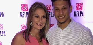 Патрик лэвон махоумс ii — игрок в американский футбол, квотербек команды «канзас сити чифс» выступающей в национальной футбольной лиге (нфл). Patrick Mahomes Mom Calls Out Mnf Crew For Messing Up Her Son S Name During Game Tweet Total Pro Sports