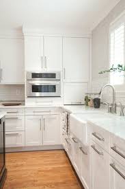 Luminous Calacatta Transitional Kitchen Amanda Austin Interiors White Kitchen Interior White Shaker Kitchen Kitchen Cabinets