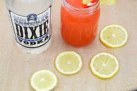 A quick two ingredient strawberry lemonade with vodka is a. Two Ingredient Strawberry Lemonade Vodka Cocktail Bianca Dottin