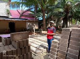 Semakin banyak produksi beton semakin ramah lingkungan dari pada produksi bata tanah liat karena tidak harus dibakar. Melihat Proses Pembuatan Batako Milik Warga Pati Di Batam