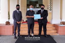 Maybe you would like to learn more about one of these? Sultan Johor Hadiah Kereta Kepada Pengarah Hospital Doktor