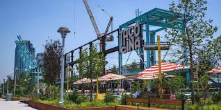 It spans a quarter mile along the east river near the williamsburg bridge, at the domino sugar refinery site. Williamsburg New York Unser Insider Guide Die Besten Spots 2021
