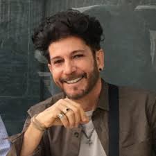 El amor de mamá es como el agua, esencial transparente y refrescante para  el alma. Nos une, fluye y se adapta en cada etapa, haciendo de cada momento  muy especial. Es un