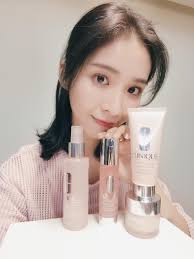 獎*** 愛牌倩碧又出了革命性商品👩‍❤️‍💋‍👩 保濕最厲害的水磁場系列五月推出了終極！保濕精華！ 整罐都粉紅色的~超萌超療癒！  還可以立即為肌膚提升179％保濕力!!!!!! 三月底到北海道時膚況都沒問題