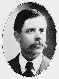 Polly Knapp's Instagram, Twitter & Facebook