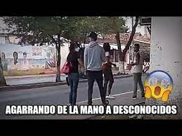 Agarrando De La Mano A Desconocidos Bromas Pesadas En La Calle Camara Escondida Sabado De Parque Youtube