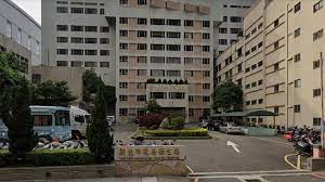 新北市板橋有國中生確診，該國中緊急停課，5 月 14 日中央流行疫情指揮中心也證實此事，為新增 29 例中的案 1291，是 10 多歲的男性，在 5 月 13 日出現頭痛的症狀，後來經過採檢為確診。 110 年國中教育會考將在 5 月 15、16 日進行，而該國中生是應屆畢業生，也有跑班上課、因此影響 2 Ochblp48egef2m