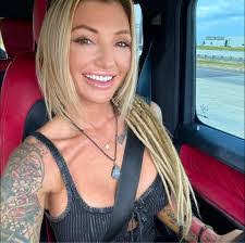 Stephanie Quade's Instagram, Twitter & Facebook