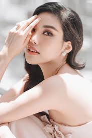 HHen Niê quyến rũ khi mặc áo bà ba vàng rực, Tường San khoe dáng nuột nà  trên biển