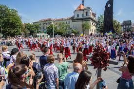 У 2021 року дата святкування випадає на понеділок. Den Konstituciyi Ukrayini 2020 Koli Svyatkuvati Tradiciyi Cikavi Fakti Lviv Vgorode Ua