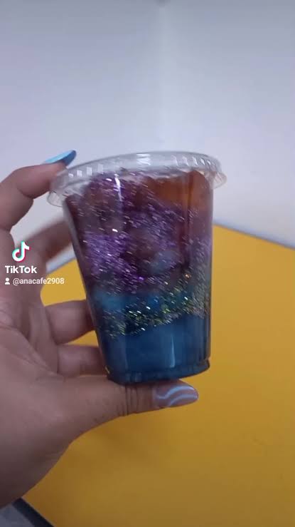 Hello... hoy te enseñaré como puedes hacer tu propia galaxia en un vaso. es  super fácil, divertido y puedes ponerte tan creativo como quieras.  #maestrosdetiktok #solarsystem #galaxy #outerspace #craft ...