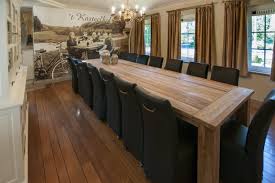 Ce meuble modulable dispose de rallonges permettant de l'agrandir suivant le nombre de personnes que l'on souhaite voici une grande table à manger 200 cm, en bois d'acacia massif. Luxe Vakantiewoning T Kasteelhof Heers Limburg