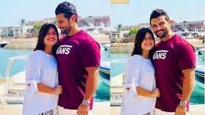 في سبعينيات القرن الماضي، يحلم الصديقان المقربان شليويح وناشي بكسر دائرة الفقر المحيطة بهما، والزواج من فتاتي أحلامهما، مع أنهما لا يزالان يعيشان مع. Ù‡Ù„ Ø§Ù†ÙØµÙ„Ø§ Ø¯ÙŠØ§Ù†Ø§ Ù‡Ø´Ø§Ù… ØªØ­Ø°Ù ØµÙˆØ± Ø®Ø·ÙŠØ¨Ù‡Ø§ Ù…Ù† Ø­Ø³Ø§Ø¨Ù‡Ø§ Ø¹Ù„Ù‰ Ø¥Ù†Ø³ØªØ¬Ø±Ø§Ù…