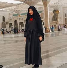 Meskipun hidup dalam gelimang harta, namun ibu tiga anak itu tak sungkan untuk tampil sederhana dan bersahaja. 5 Pesona Cantik Maia Estianty Berhijab Syar I Saat Umrah Okezone Lifestyle